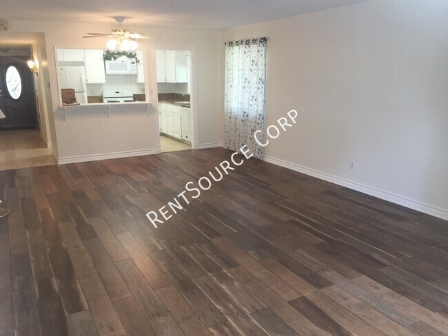 Foto del edificio - 19407 Flowers Ct