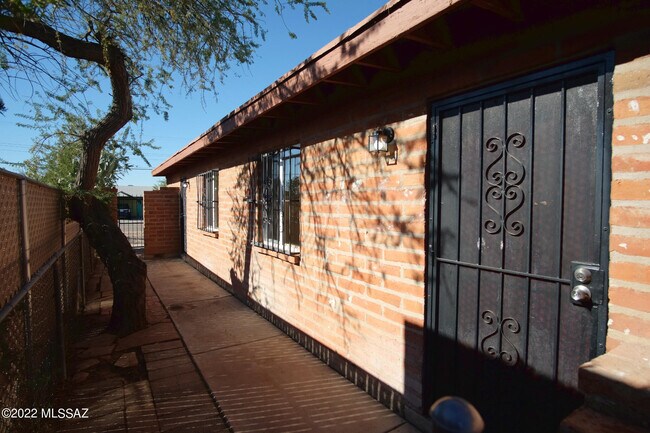 Foto del edificio - 3356 N Geronimo Ave