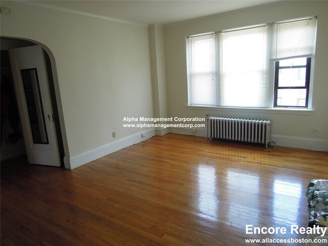 Building Photo - 349 Pleasant St