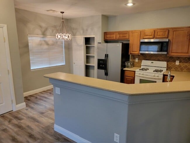 Foto del edificio - 3 Bedroom Townhouse with a backyard