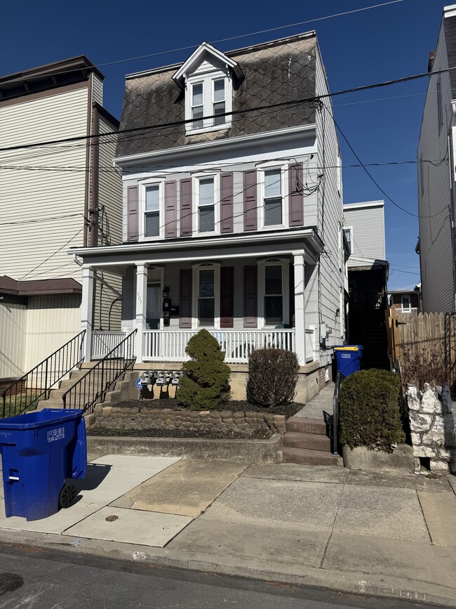 Building Photo - 907 N Duke St
