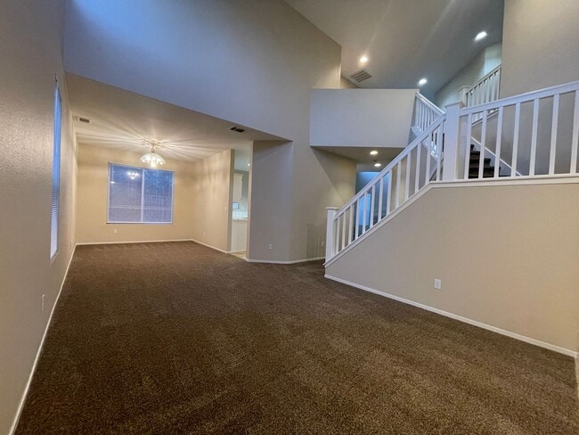 Building Photo - Wonderful Home Close to Shopping and Public Transportation.