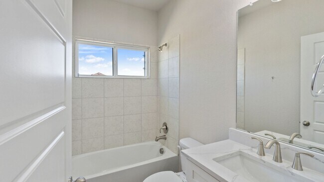 Foto del edificio - Call for more details!!
