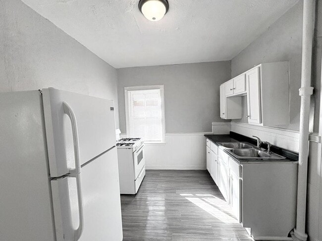 Building Photo - 2708 7th Ave