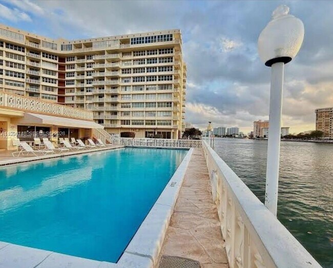 Building Photo - 1825 S Ocean Dr