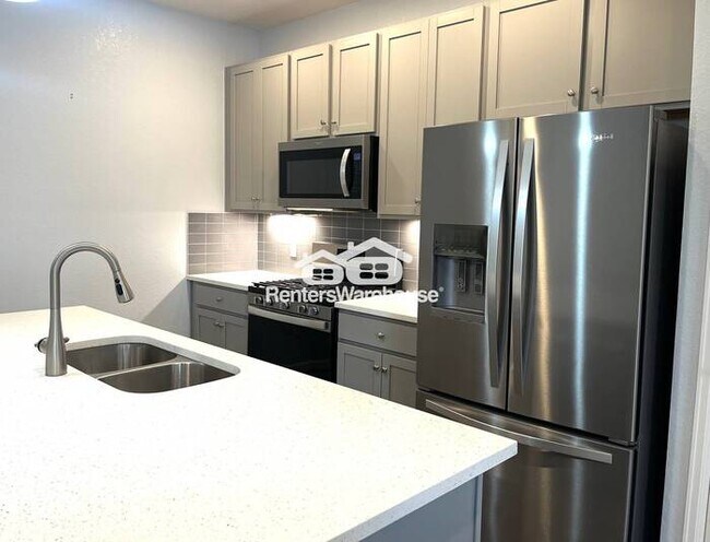 Building Photo - NEW PRICE!!-Don't Miss this Contemporary 2 Bed 3 Bath Townhome in the heart of Highlands Ranch