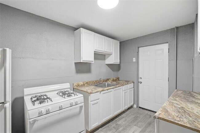 Foto del edificio - 5-bedroom, 1-bath home in East Pittsburgh