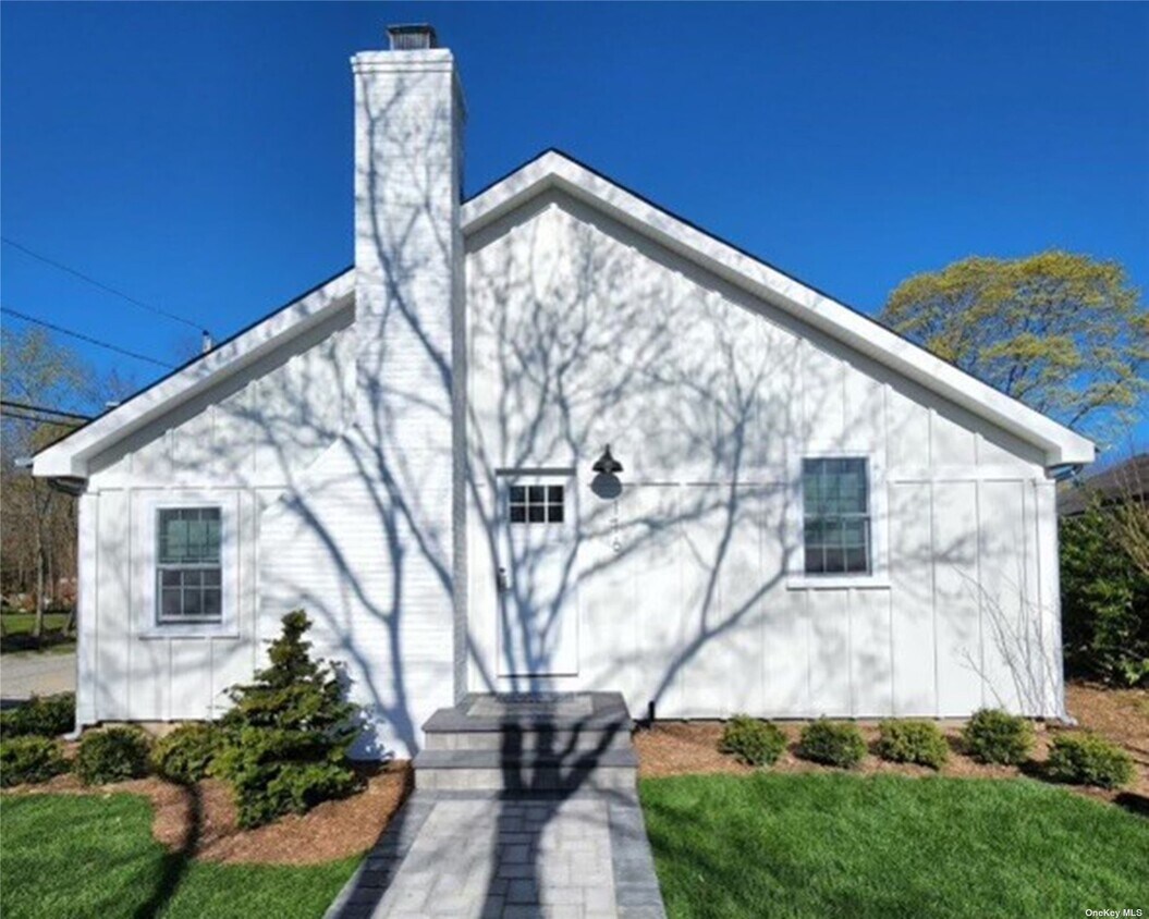 Foto principal - 176 S Jamesport Ave