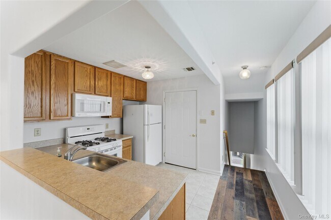 Foto del edificio - 1-36 Meridian Blvd