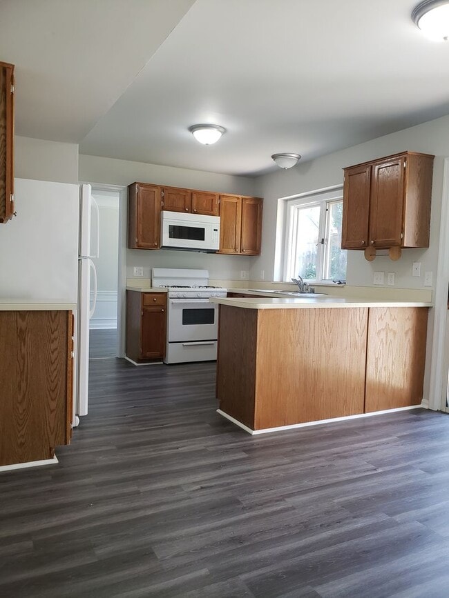 Building Photo - Very nice 3 Level in Fredericksburg!