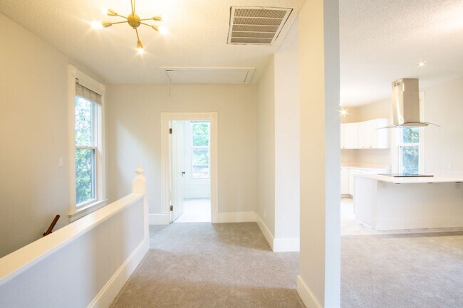 Foto del edificio - Gorgeous & Luxurious Remodeled Top-Floor T...