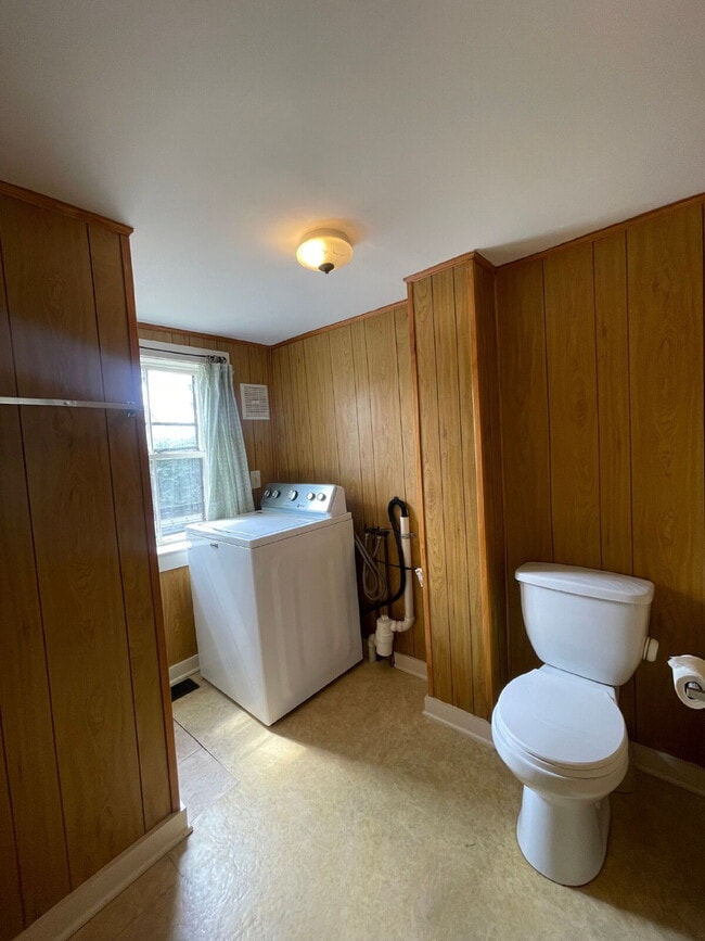 Building Photo - Charming 2 bed, 1 bath - Amesbury, MA! AVA...