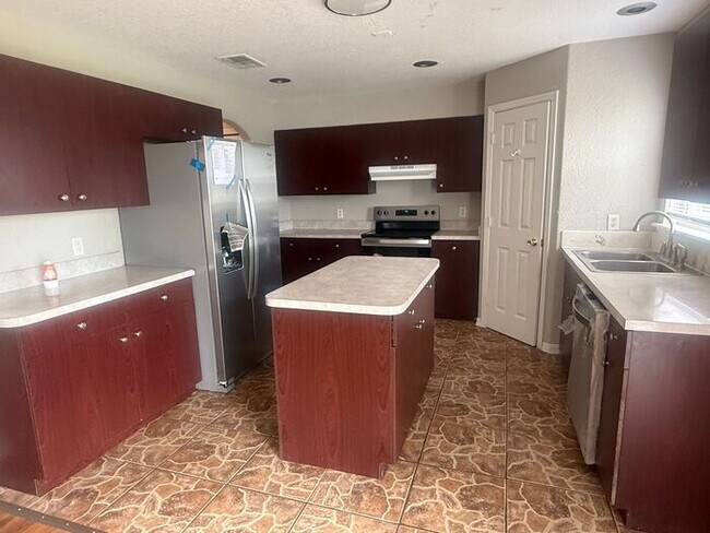 Foto del edificio - LARGE Single family home in Poinciana