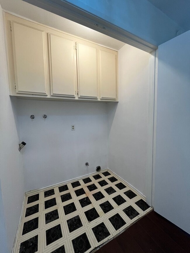 Foto del edificio - READY FOR MOVE-IN! 2+1 w/in-unit laundry +...