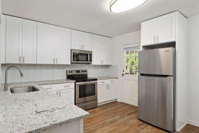 Foto del edificio - 711 Oakview Rd