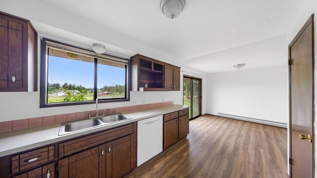 Building Photo - 3 Bed + Office/Bed 2 Bath - Large Lot - On...
