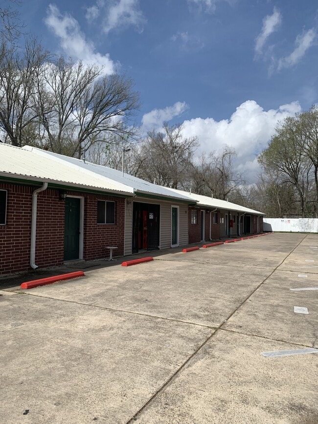 Building Photo - 4831 Sycamore Ave