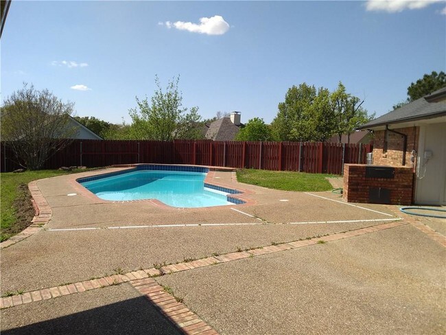 Building Photo - 4941 Longwood Ct