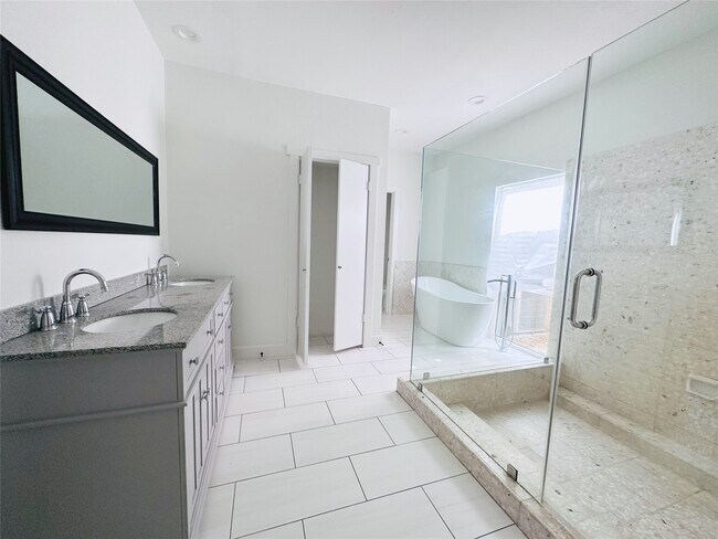 Building Photo - 3202 La Quinta Dr