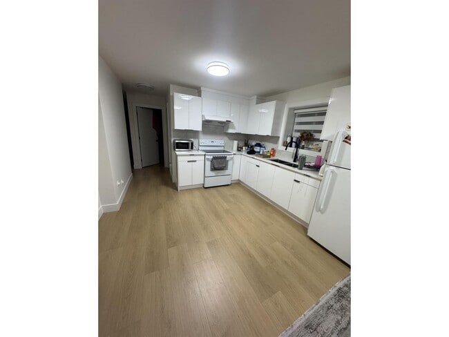 Photo du bâtiment - 16935-1690A 0A Ave