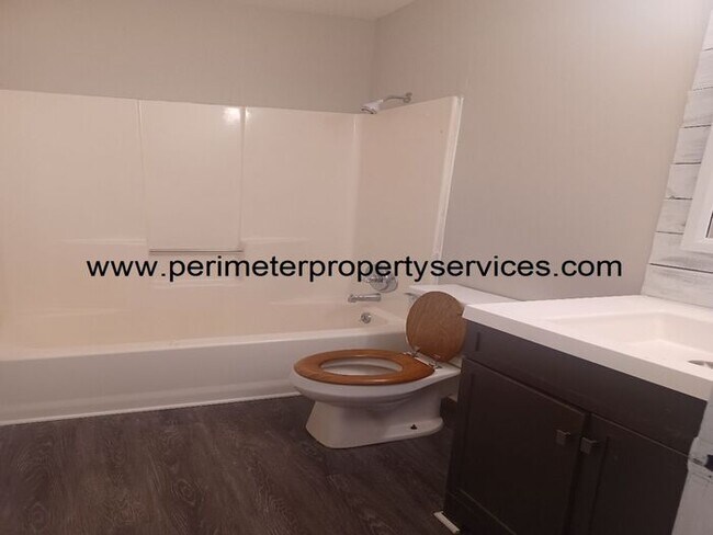 Building Photo - Summer Move-in special!! First month of re...