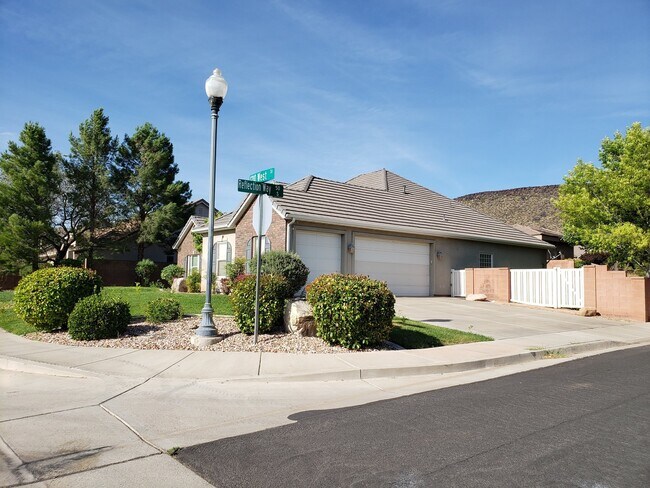 Foto del edificio - Beautiful 4 bed 2 bath home with 3 car gar...