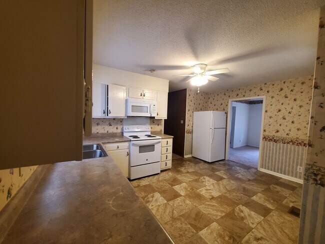 Foto del edificio - 2 WEEKS FREE OFF FIRST FULL MONTHS RENT
