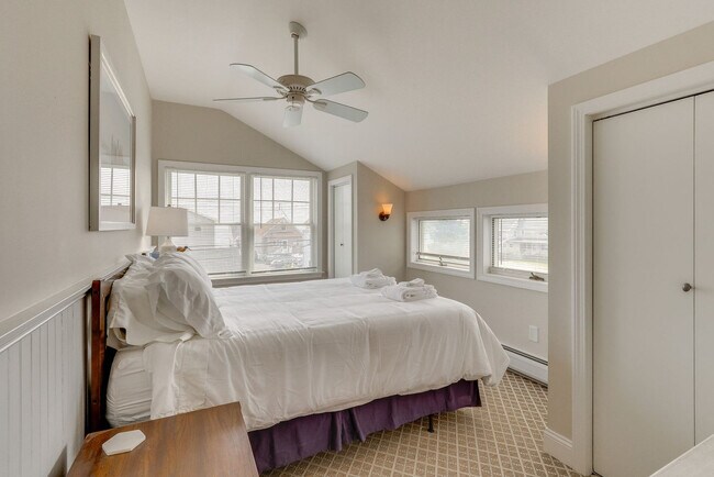 Foto del edificio - 47 Cosey Beach Ave