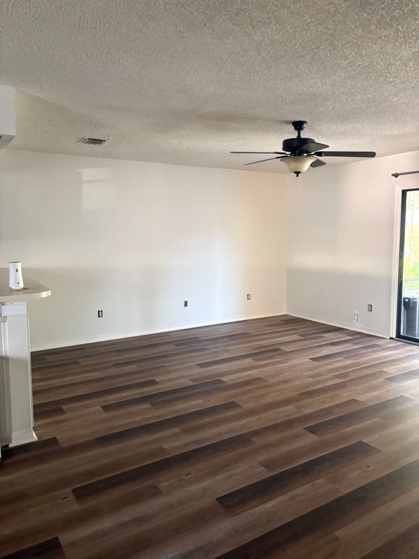 Foto del edificio - 1111 W Romaine Cir