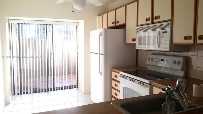 Building Photo - 4599 Carambola Cir S