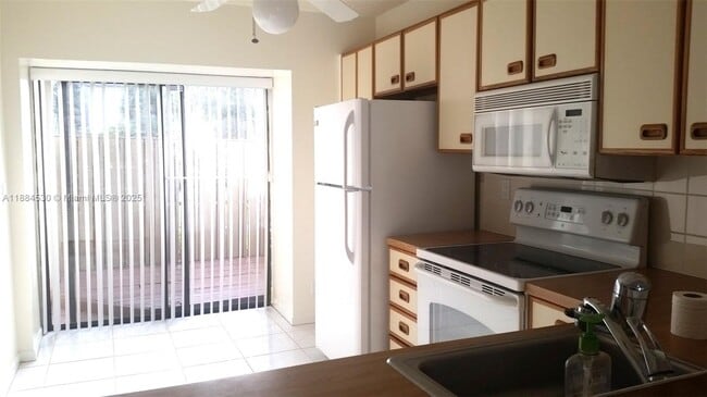 Foto del edificio - 4599 Carambola Cir S