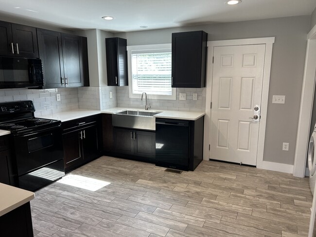 Building Photo - 2611 Lakevilla Dr