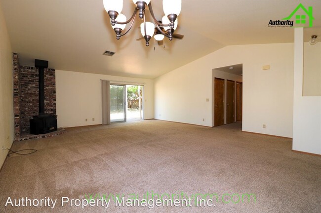 Foto del edificio - 3 br, 2 bath House - 2465 Lake Redding Drive