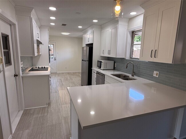 Foto del edificio - 10410 Barwood Dr
