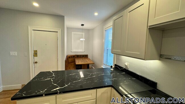 Foto del edificio - 24 Farrington Ave