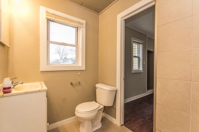 Building Photo - Spacious 4 bedroom 1 bath home- Located on...