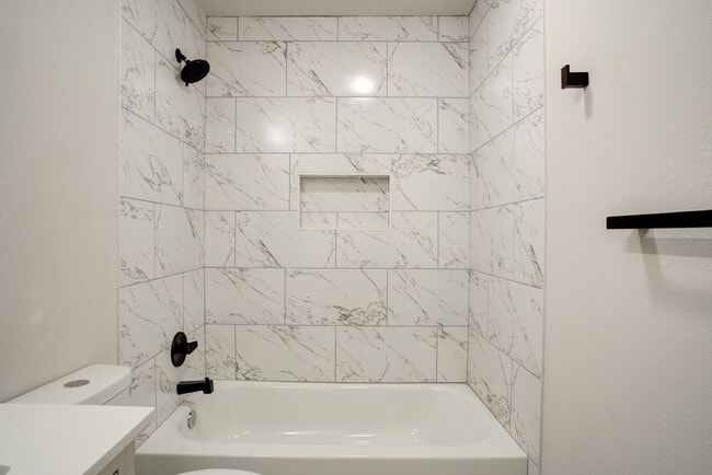 Building Photo - Charming 2-bedroom full of modern updates