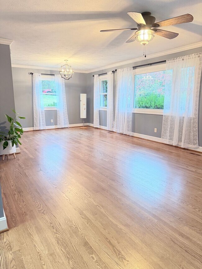 Foto del edificio - Beautiful brick, ranch home in the Enka School district. 3 bedrooms, 2 bathrooms!