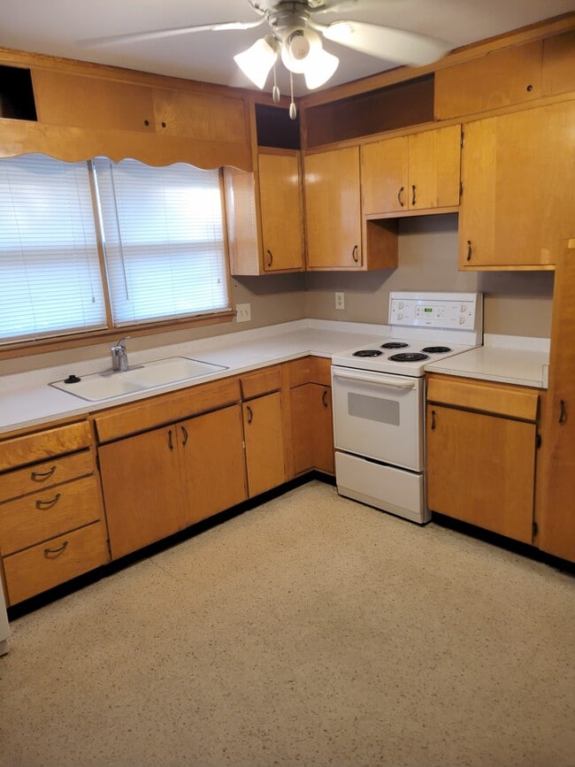 Building Photo - 6042 Adams St