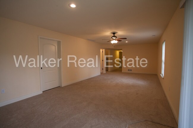 Building Photo - 123 Lakeview Ct