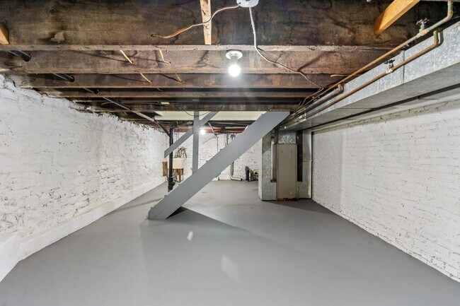 Building Photo - Recently Renovated 2bd / 1ba Townhouse on ...