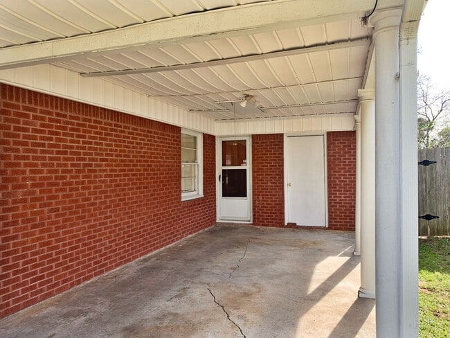 Building Photo - 3 Bedroom 1 Bath Home