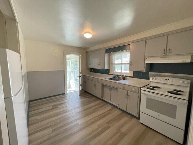 Building Photo - 21 Lakeview Ter