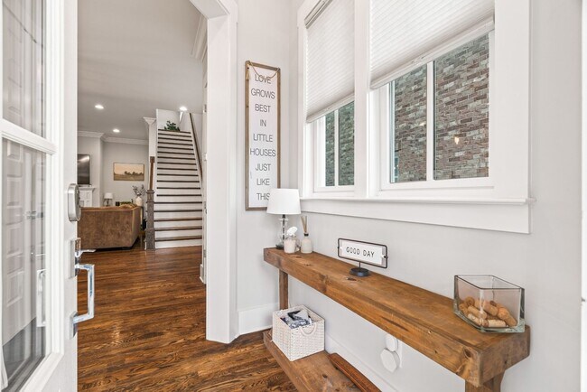 Foto del edificio - 4 bed, 3.5 bath w/ 2 car garage in the hig...