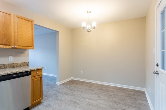 Building Photo - 206 Halo Dr