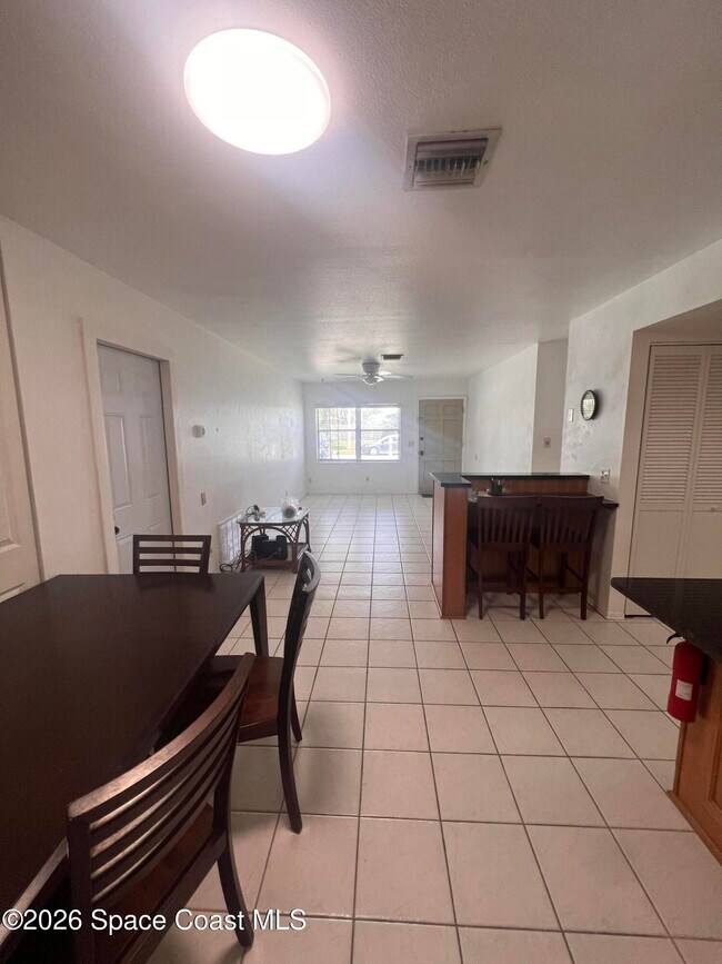 Building Photo - 2407 Lakeview Dr