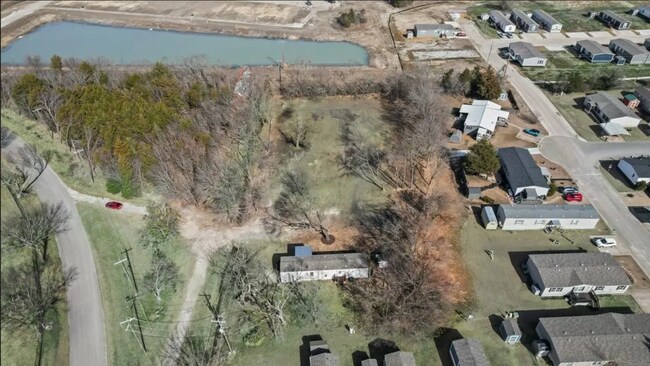 Foto del edificio - 393 Knollwood Rd