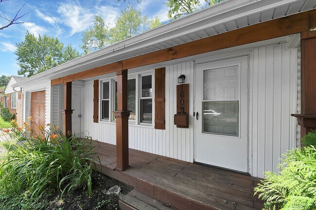 Building Photo - Stunning 3 Bedroom 1.5 Bath Ready for You ...