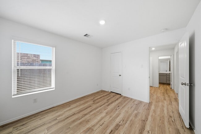 Foto del edificio - 26726 Wilderye Cv Ln