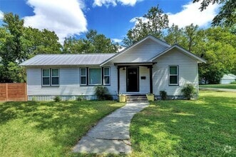Building Photo - 1102 Hackberry St